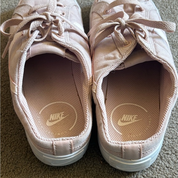 Women’s slip-on Nike shoes. - Picture 3 of 7